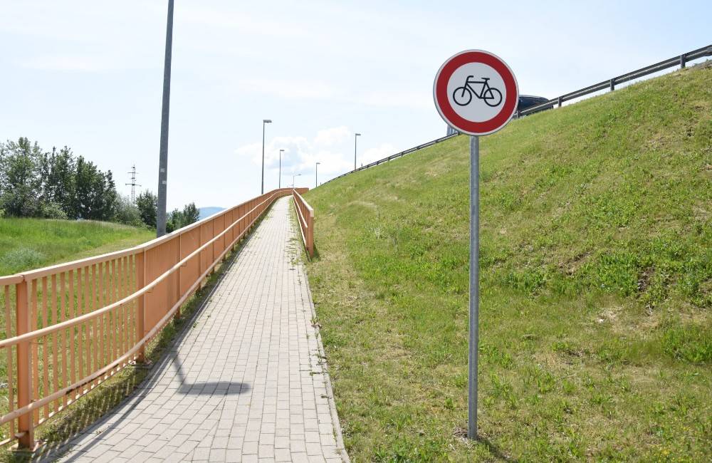 Na novom trenčianskom moste dochádza k nebezpečným kolíziám medzi chodcami a cyklistami