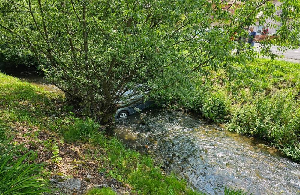 FOTO: V obci Kľačno vletelo auto do rieky. Vyťahovali ho hasiči z Nitrianskeho Pravna 