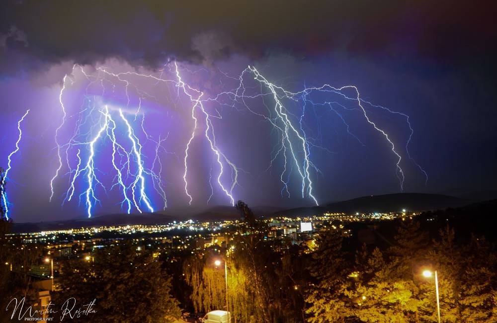 FOTO: Lovec bleskov z Trenčína zachytil tornádo aj obrovské krúpy. Fotenie búrok má svoju cenu