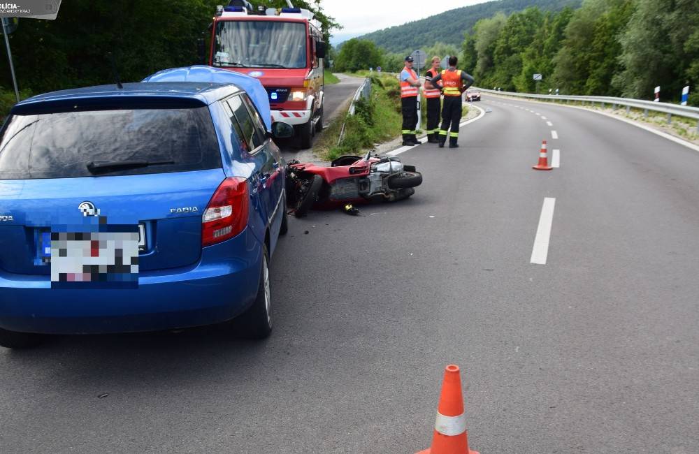 FOTO: Pri nehode v Považskej Bystrici sa zrazilo auto s motocyklom