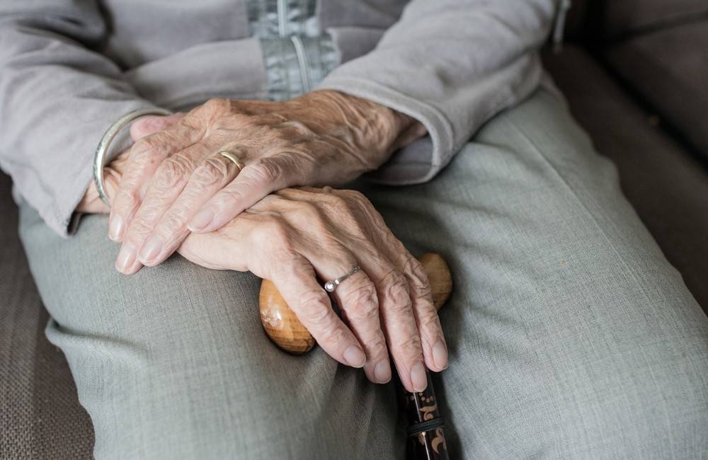 Podvodníci opäť v akcii: Od 70-ročnej seniorky sa pokúsili vylákať 6-tisíc eur