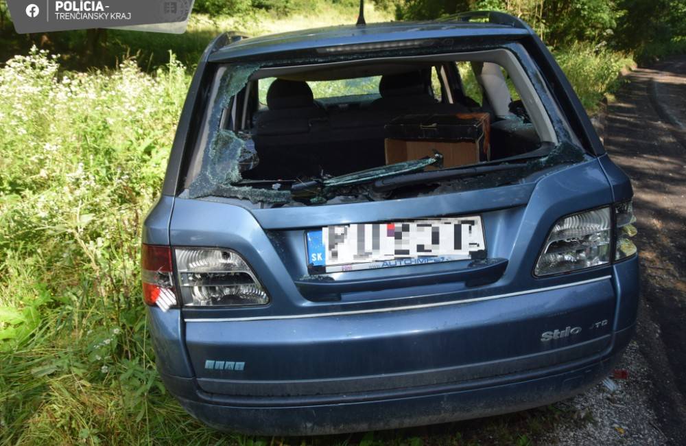 FOTO: Neznámy páchateľ mal pri Trenčianskych Tepliciach zdemolovať auto a ďalšie stroje. Polícia hľadá svedkov