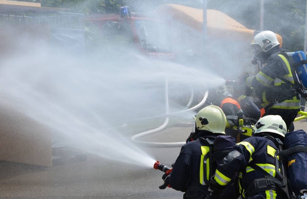 Požiar rodinného domu v Trenčianskej Teplej likvidovalo 11 hasičov. Príčina ešte nie je známa