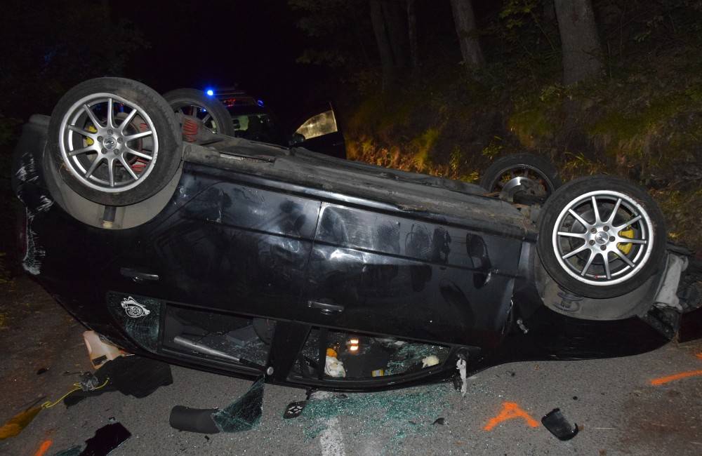 Opitý mladík v Bánovciach prevrátil auto na strechu, ďalší v Trenčíne narazil do stojaceho vozidla