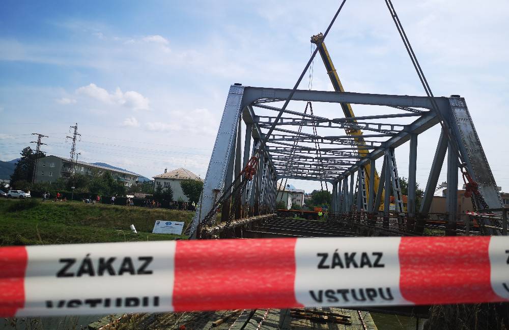 FOTO: Železný most ťažký 140 ton zložili dva žeriavy. Z pilierov rovno do kanála Váhu