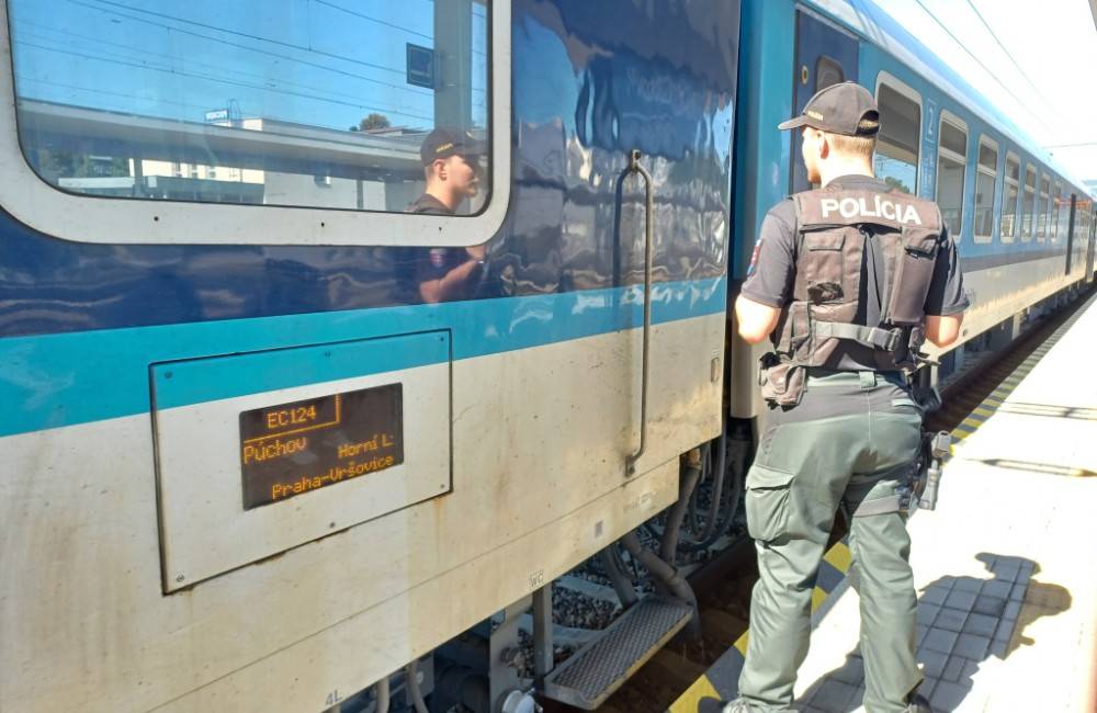 FOTO: Policajti si posvietili na nelegálnu migráciu, kontrolujú vlaky prechádzajúce cez Trenčiansky kraj