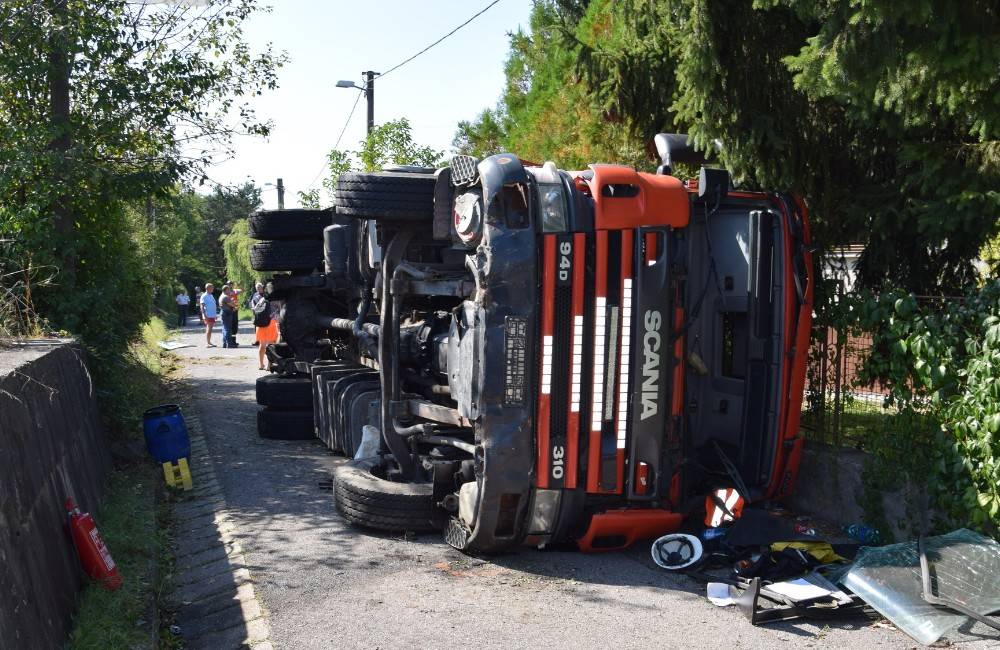 FOTO: V Novákoch sa prevrátilo nákladné vozidlo, zdemolovalo zábradlie, dopravnú značku aj zvodidlá