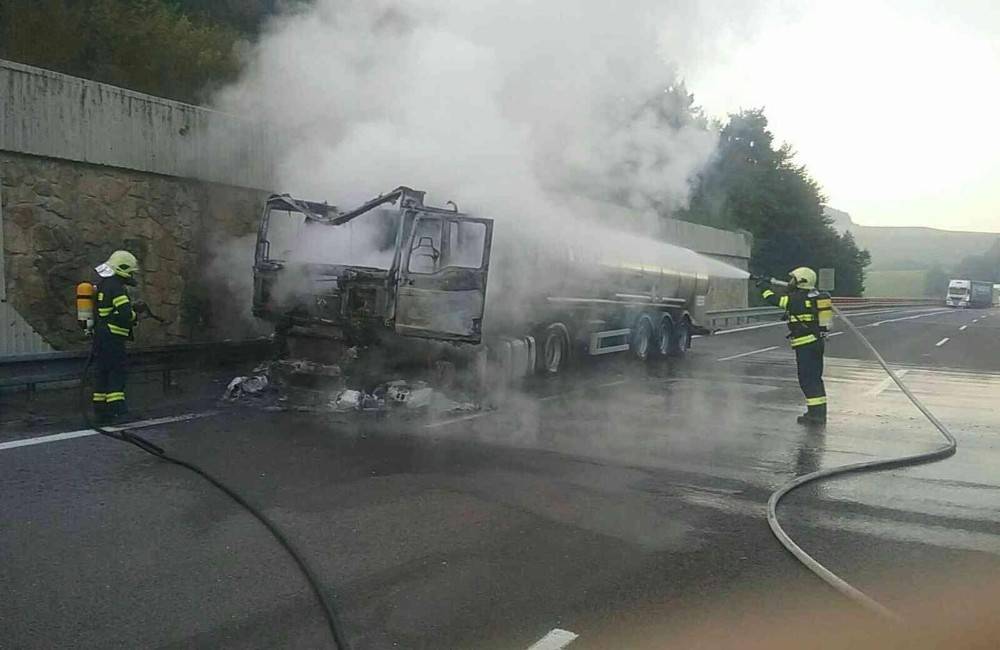 FOTO: Pri požiari nákladného auta neďaleko obce Sverepec zasahovalo 6 hasičských vozidiel