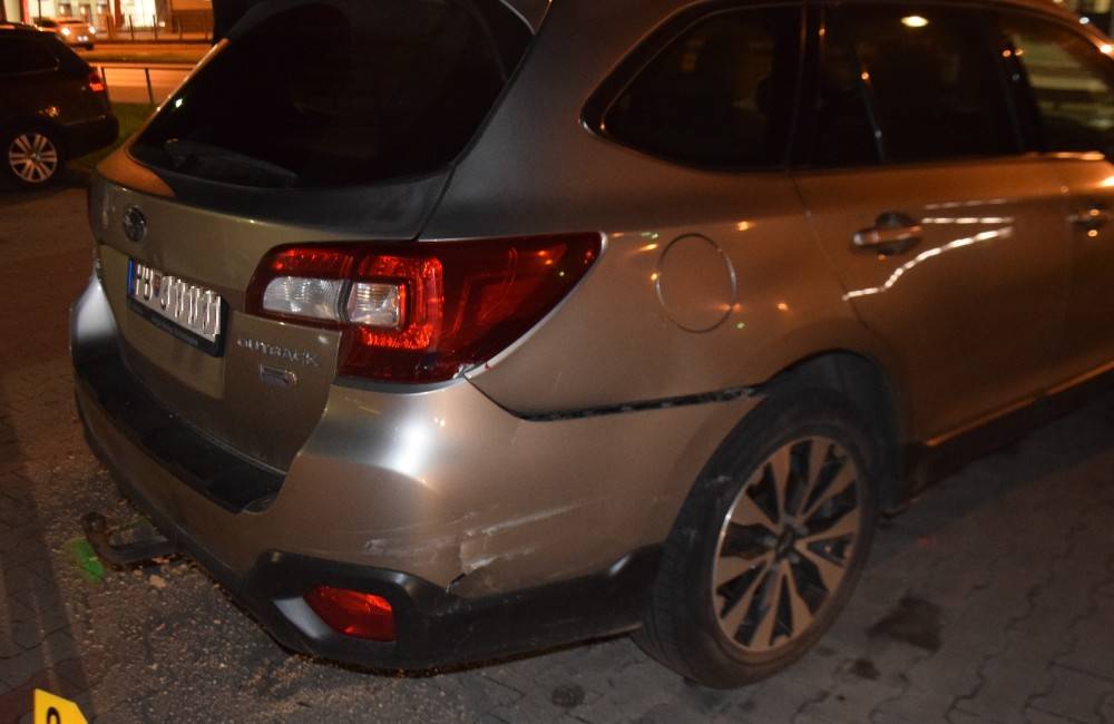 FOTO: Vodič v Považskej Bystrici nabúral do zaparkovaného auta, nafúkal takmer 3 promile