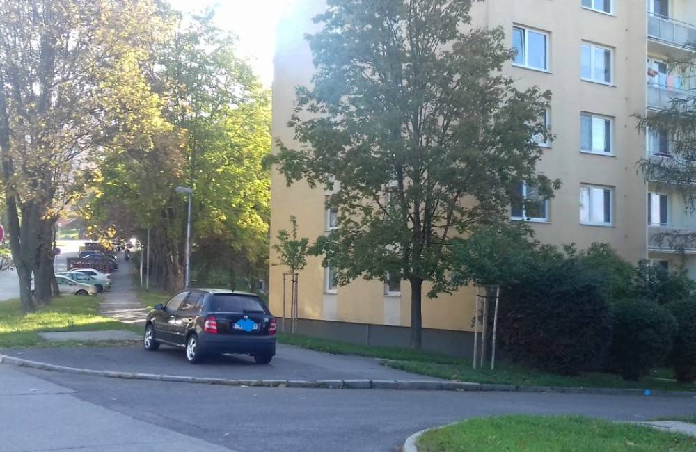 Od 1. októbra platí zákaz parkovania na chodníkoch. Aké zmeny pripravilo mesto Trenčín?