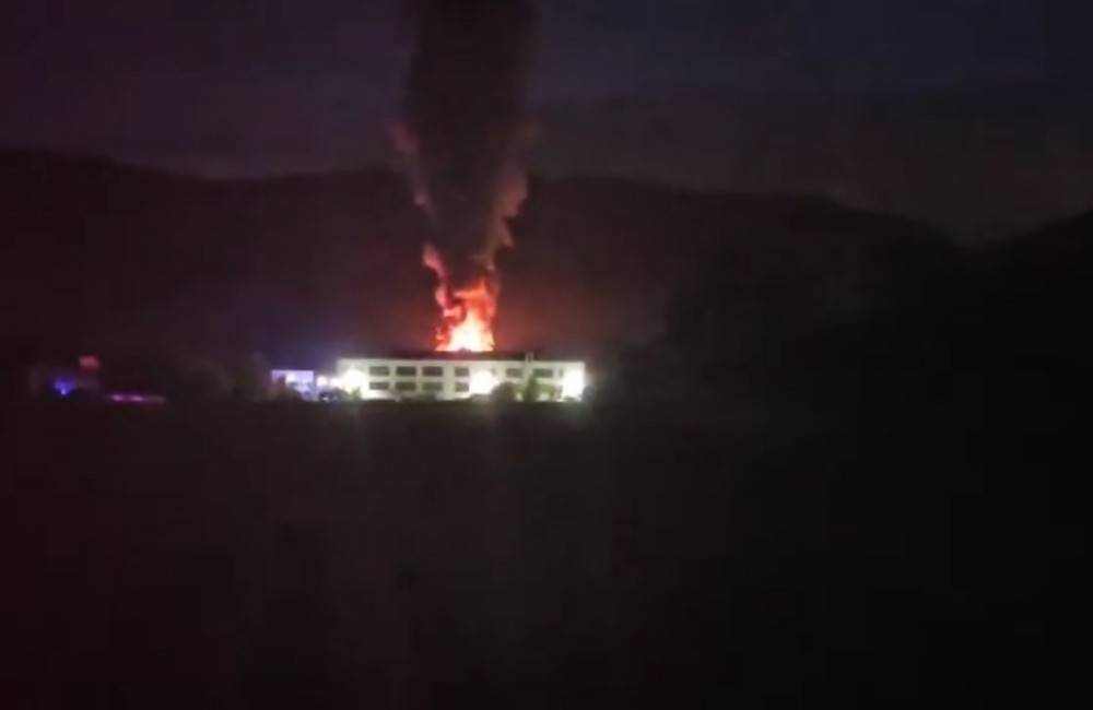 FOTO: Rozsiahly požiar v Trenčíne. Na mieste zasahujú desiatky dobrovoľných aj profesionálnych hasičov