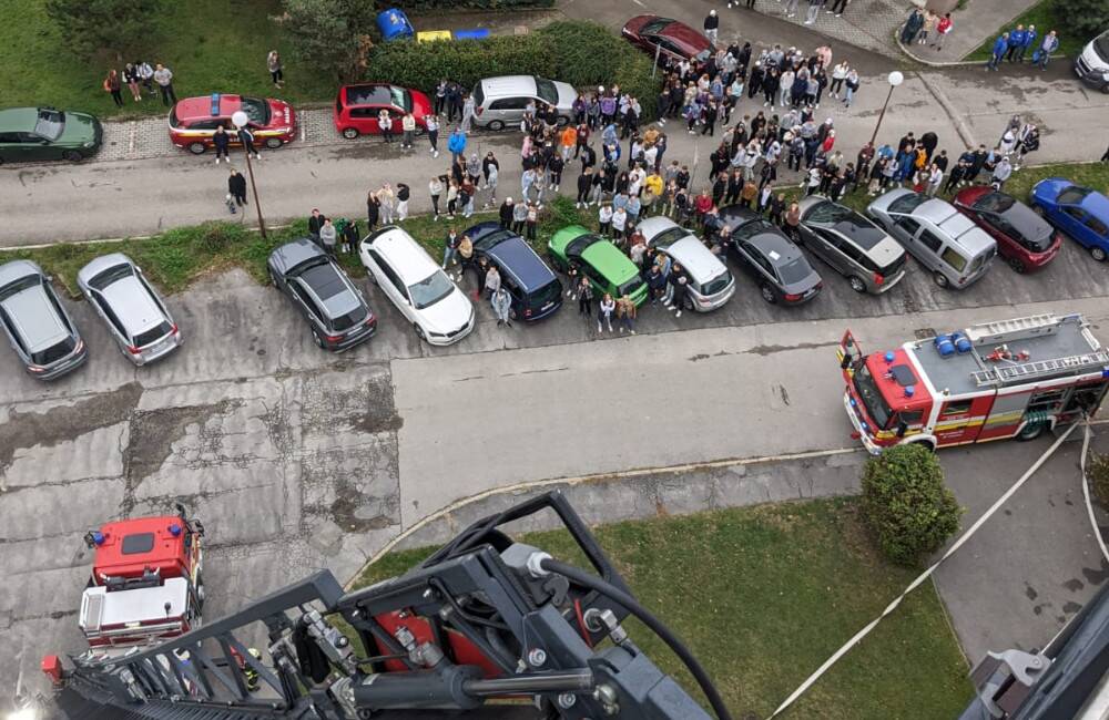 FOTO: Školu v Trenčíne evakuovali. Išlo o previerkové cvičenie trenčianskych hasičov