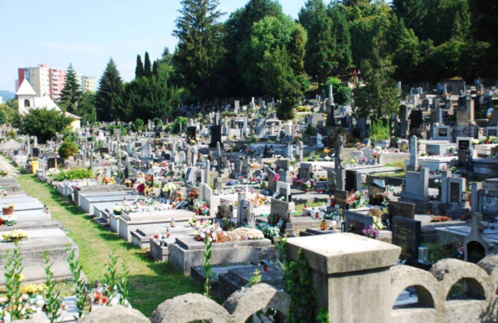 Trenčianske cintoríny sú otvorené dlhšie. Mesto apeluje na ich návštevníkov, aby mysleli ekologicky