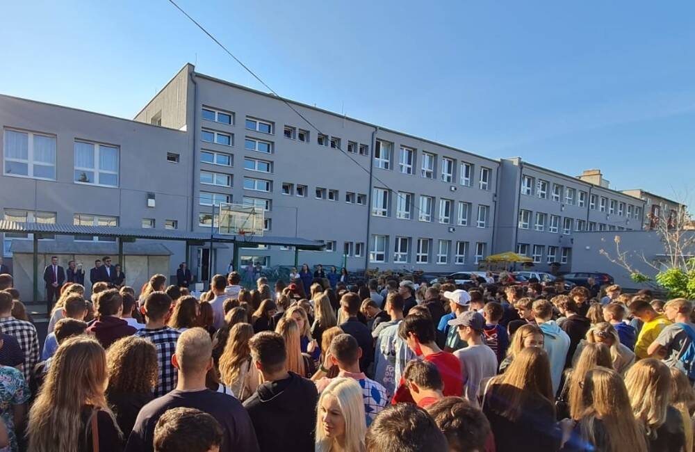 VIDEO: Gymnázium v Partizánskom oslávilo okrúhle výročie, prekvapením bolo odhalenie nového loga