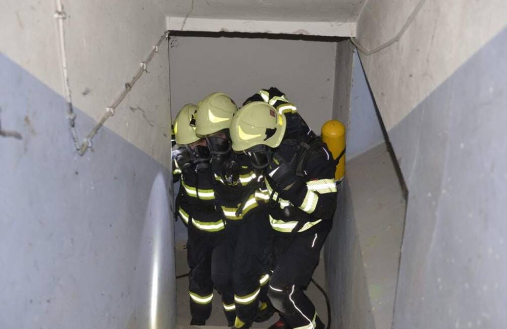 FOTO: Nočný zásah hasičov v budove mestského úradu 