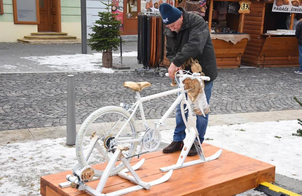 FOTO: Vianočné trhy v Trenčíne oživila nová atrakcia. Nasadnite a sledujte, čo sa bude diať