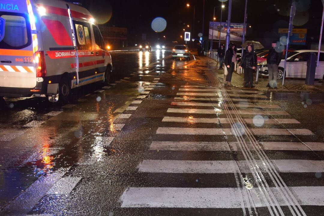 FOTO: Nehoda na priechode v Trenčíne. Vodička zrazila matku s dcérou, matka bojuje o život