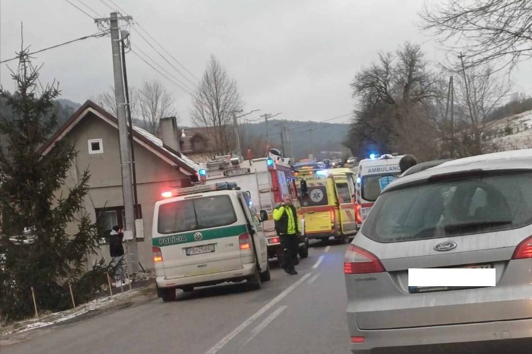 Vážna nehoda pri obci Domaniža.  Auto s mladíkmi vrazilo do domu, dvaja sú mŕtvi (aktualizujeme)