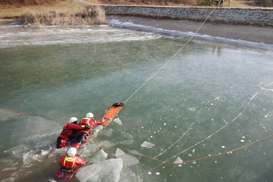 FOTO: Prelomený ľad pod korčuliarom a rýchly zásah hasičov. Našťastie išlo o previerkové cvičenie