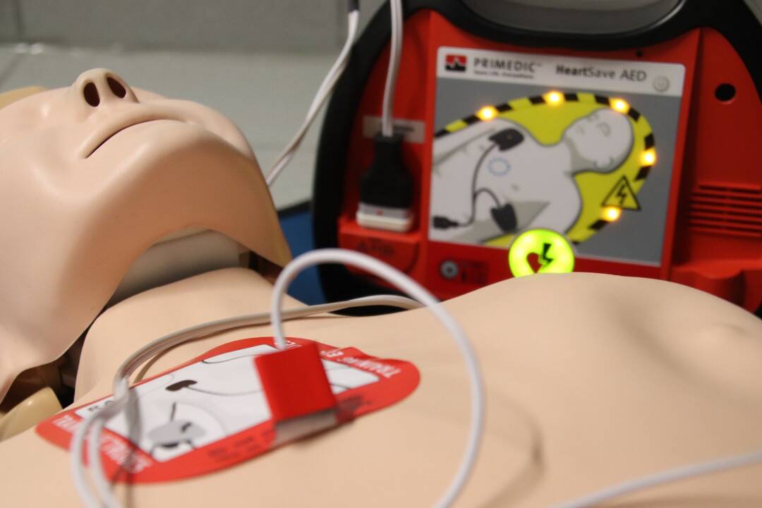 Defibrilátor v Handlovej zachránil nedávno dvoch ľudí. V meste pribudol ďalší, vymenili ho za sladkosti