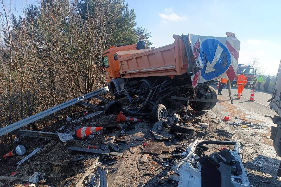 Polícia úplne uzavrela diaľnicu D1. V smere na Trenčín sa stala vážna nehoda