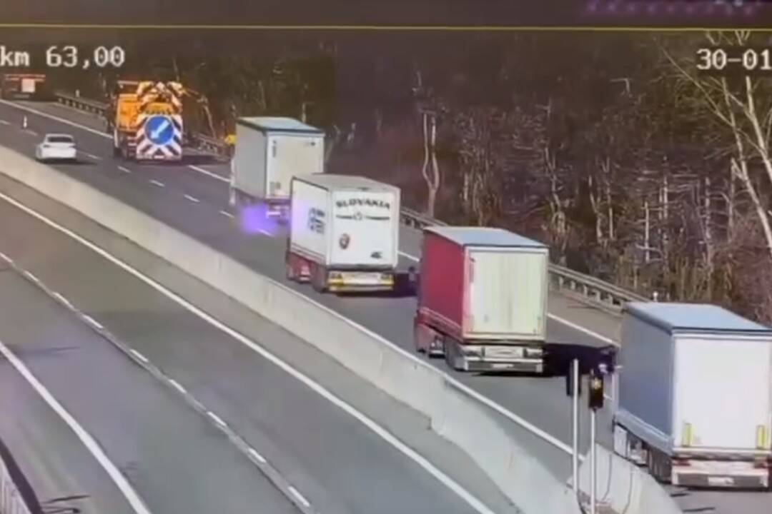 VIDEO: Hrozivá nehoda na D1 v smere na Trenčín. Vodič kamiónu na výstrahu nereagoval