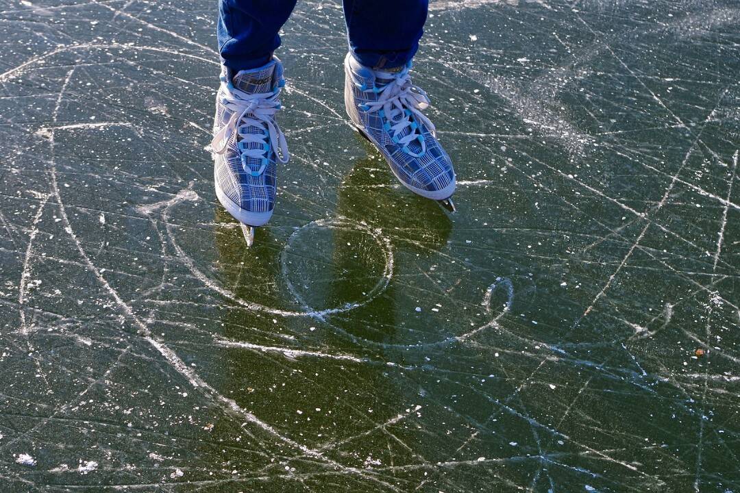 Zamrznuté jazero môže byť zradné. Odborníci varujú, aby ste na ľad nikdy nešli sami