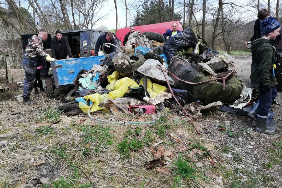 FOTO: Dobrovoľnícka akcia zveľadila Handlovú, z rieky vytiahli množstvo odpadu