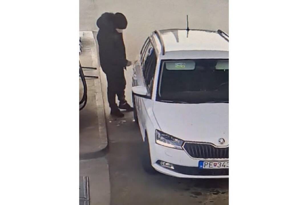 VIDEO: Neznámy muž si pri Prievidzi natankoval auto s ukradnutou ŠPZ, zmizol bez zaplatenia