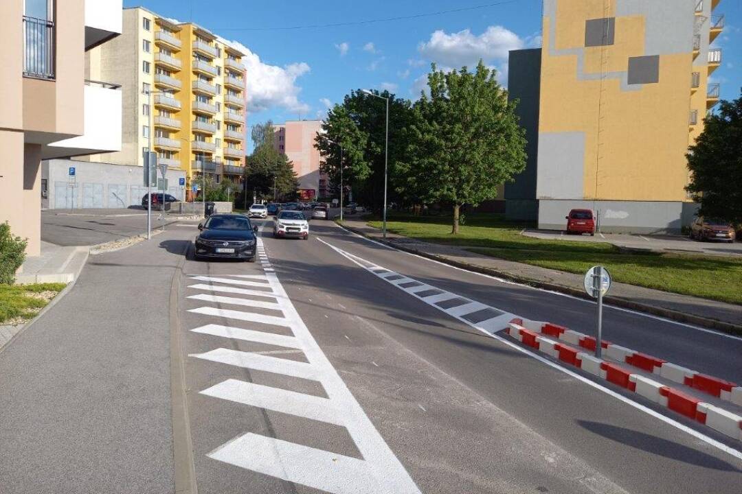 FOTO: Táto ulica v Trenčíne bude bezpečnejšia, mesto tam vybudovalo ostrovčeky a spomaľovače