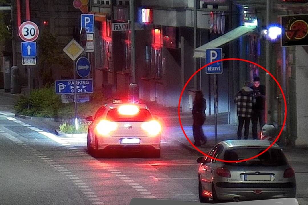 Foto: Polícia hľadá svedkov hromadnej bitky v Trenčíne: Poznáte osoby na fotografiách?