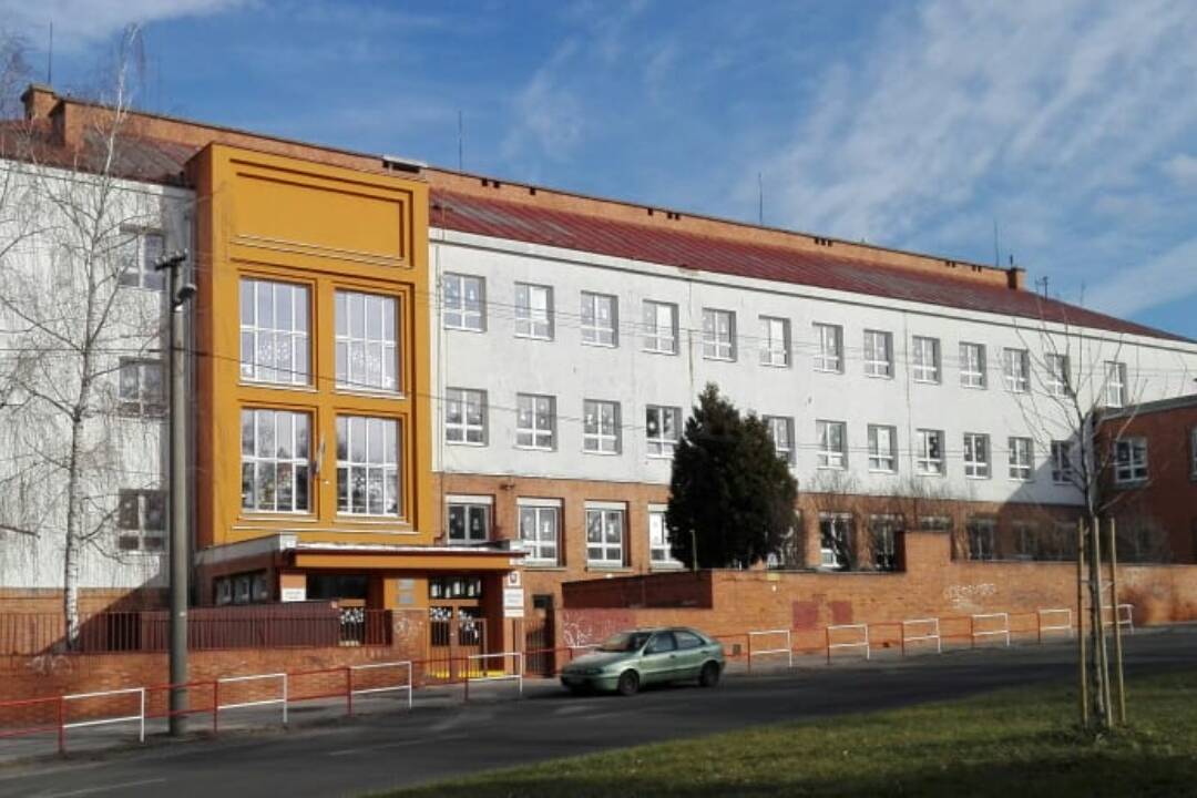 Foto: Pri základnej škole v Prievidzi začali stavebné práce, ktoré obmedzia vodičov aj chodcov