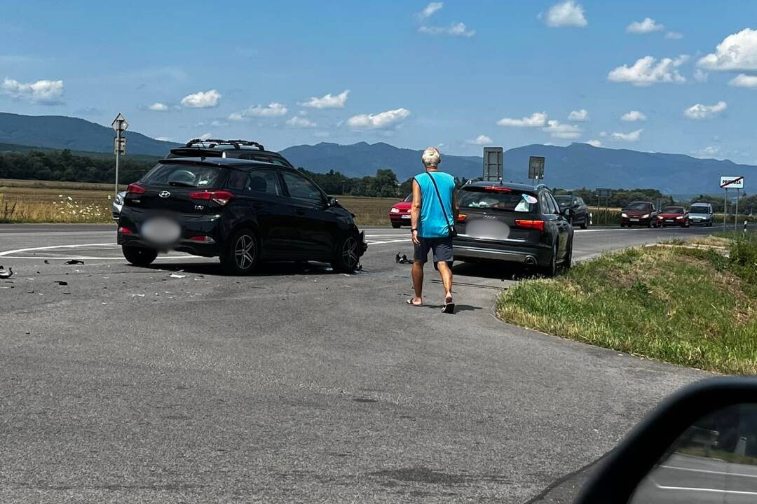 Foto: Dopravná nehoda v Prievidzi smerom na Nedožery-Brezany. Zrazili sa tam dve osobné autá
