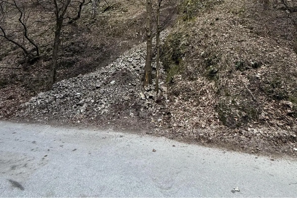 Foto: AKTUALIZOVANÉ: Hrozí uzavretie Manínskej tiesňavy? Zosuv skál ohrozuje tri obce, krízový štáb hľadá riešenie