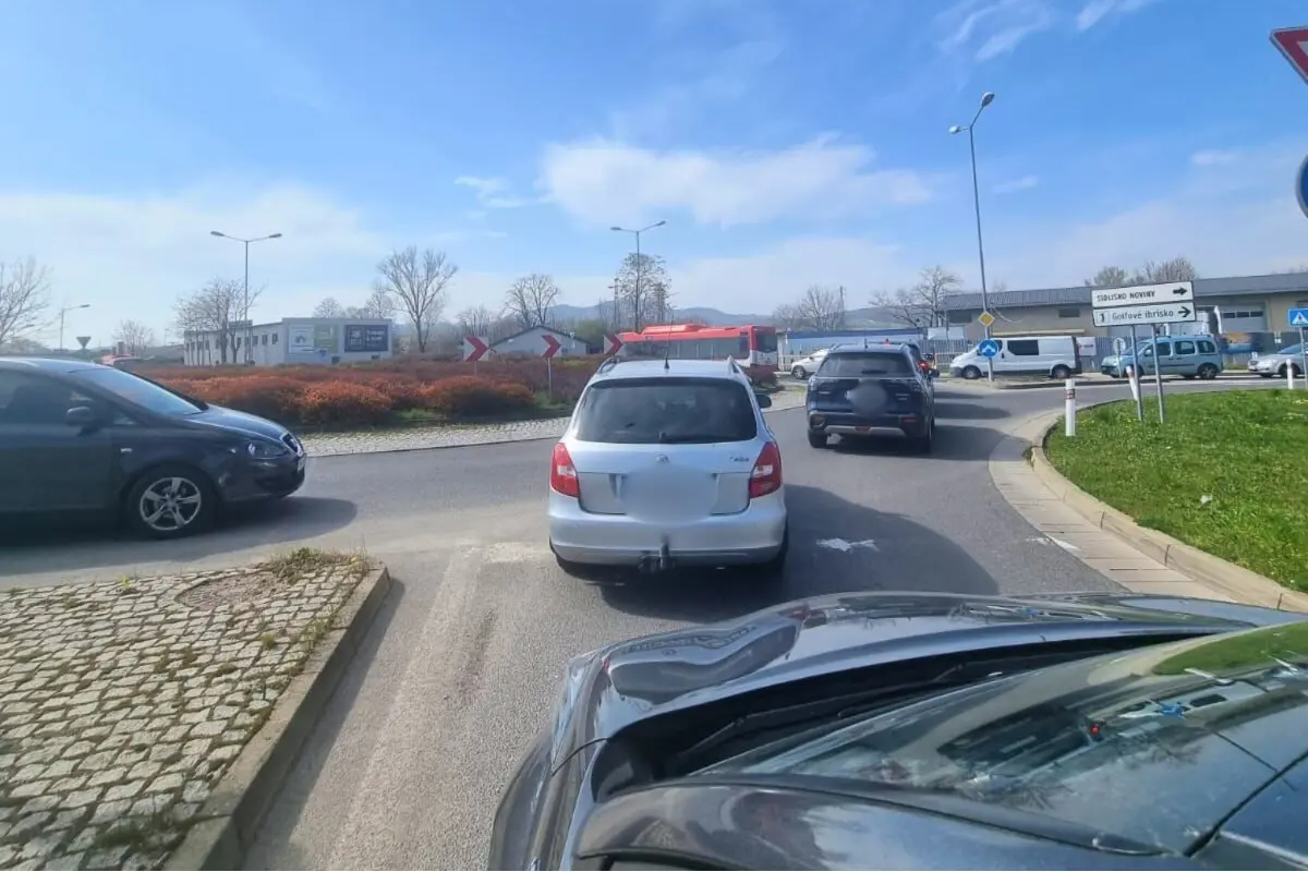 Foto: V Trenčíne za výjazdom z D1 je polhodinová kolóna, upchaté sú aj Biskupice, vodiči odporúčajú obísť tento úsek (FOTO)