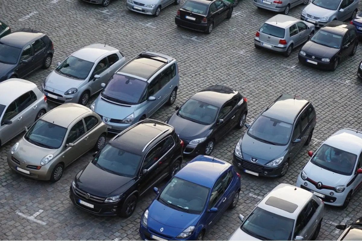 Foto: Trenčania, kde by ste nechali na pár dní auto, ak potrebujete odísť z mesta a nemáte svoje parkovacie miesto?