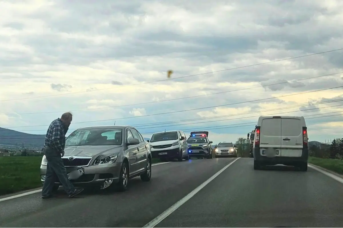 Foto: Za Zemianskymi Kostoľanmi smerom na Bystričany sa zrazili dve autá, prejdete striedavo