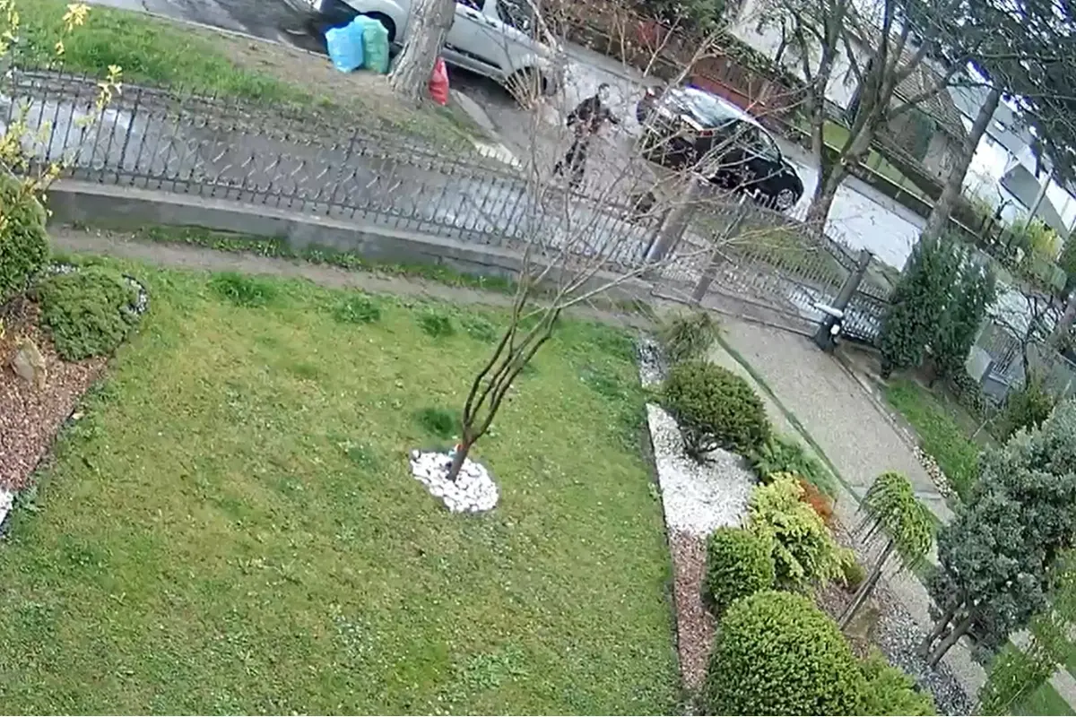 Foto: VIDEO: Dávajte si pozor, podozrivá dodávka obhliada domy vo viacerých lokalitách v Prievidzi, domácim zazvonia a zmiznú