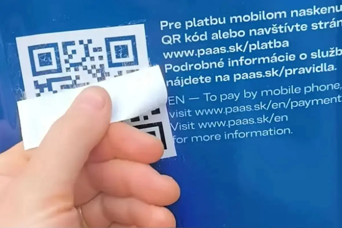 Foto: VIDEO: Podvodníci lepia na parkomaty PAAS falošné QR kódy, niektorým tak vzali z účtu 200 eur