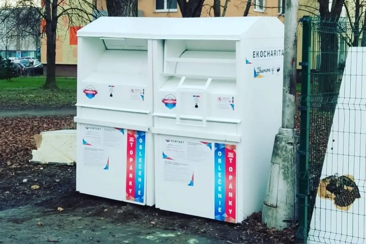 Foto: Vandali vykrádajú a ničia kontajnery na šatstvo v Považskej Bystrici, pomoc pre ľudí v núdzi je ohrozená