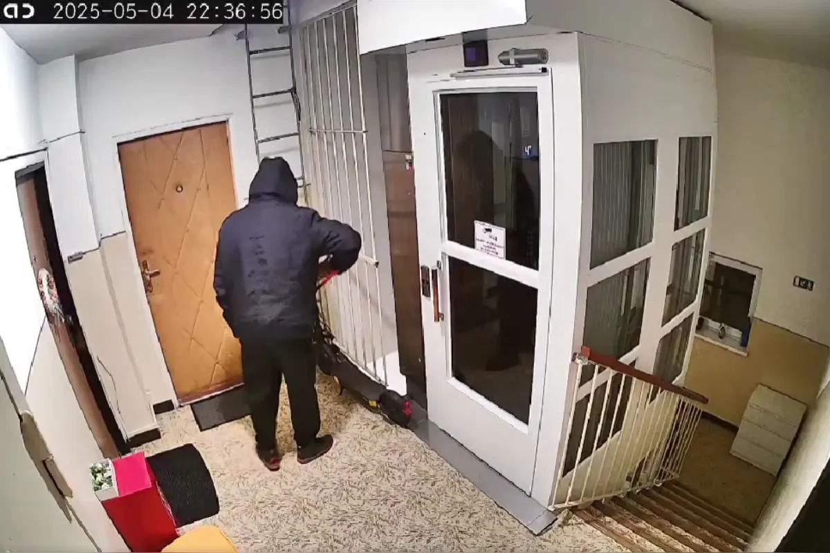 Foto: VIDEO: Po Prievidzi sa pohybuje muž s kliešťami. Môže vás pripraviť o bicykel či kolobežku