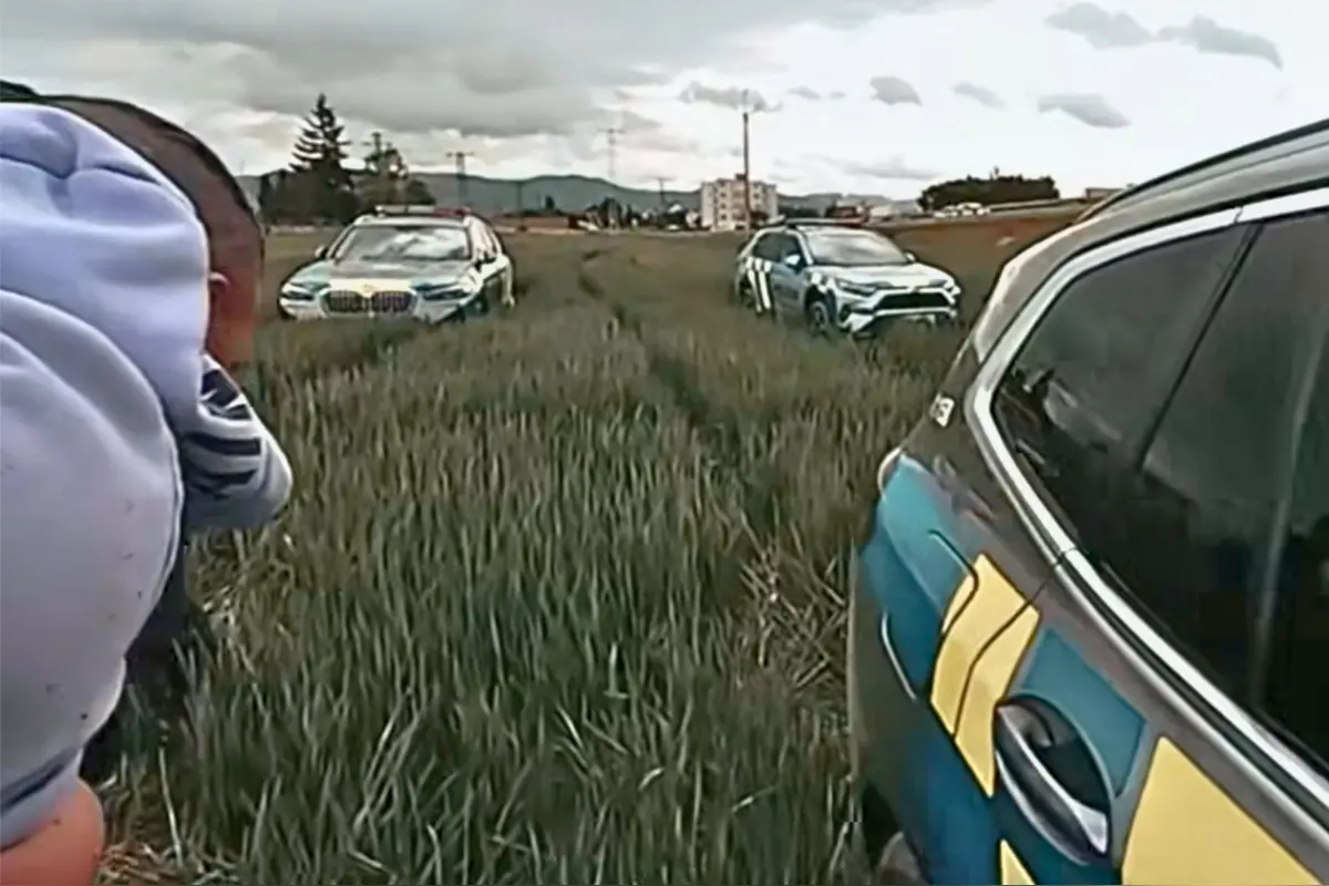 Foto: VIDEO: Šialená policajná naháňačka v Trenčíne skončila na poli, 27-krát trestaného muža zastavili až kríky, kde sa skryl