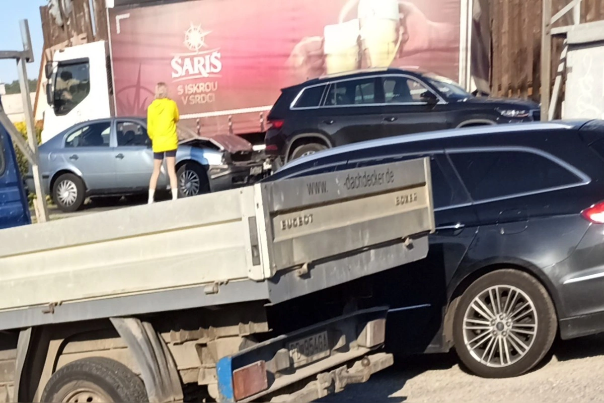 Foto: Vodiči, pozor na hlavnom ťahu z Opatoviec nad Nitrou smerom na Prievidzu, je tam nehoda dvoch áut, v úseku sa zdržíte