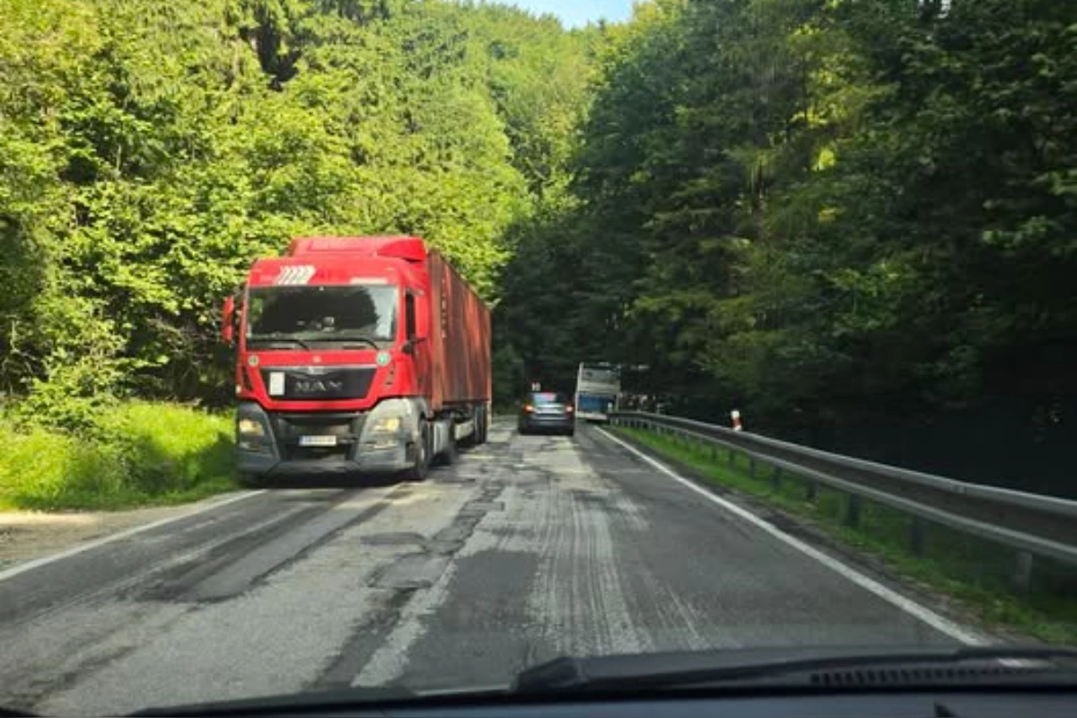 Foto: Vodiči, pozor na Fačkovskom sedle stoja dva kamióny a autobus v zákrutách, nehoda sa stala pred Jerichovom, zdržíte sa