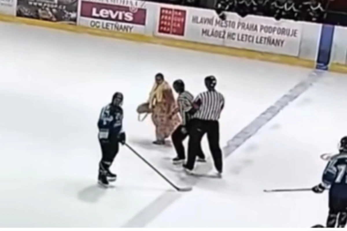 Foto: VIDEO: Bizarná situácia na mládežníckom hokeji v Prahe. Na ľad vbehla mama jedného z hráčov, hádala sa s rozhodcami