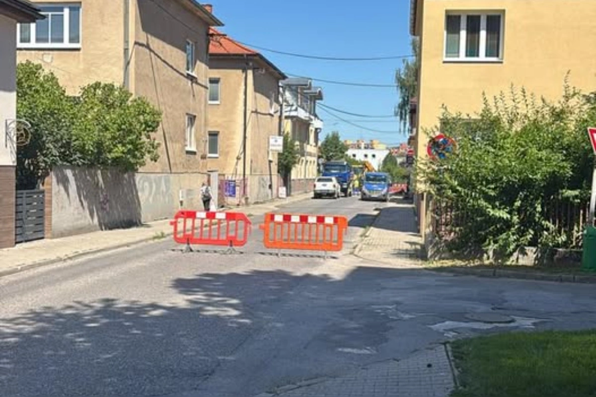 Foto: Vodiči, pozor na neprejazdnú cestu v Prievidzi, kde prasklo potrubie a dopravnú nehodu v Nitrianskom Rudne  