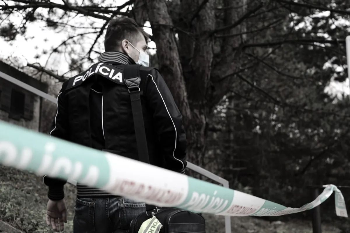 V Novom Meste nad Váhom sa odohrala tragédia, pod bytovkou našli mŕtve telo mladého muža, mal vypadnúť z okna 