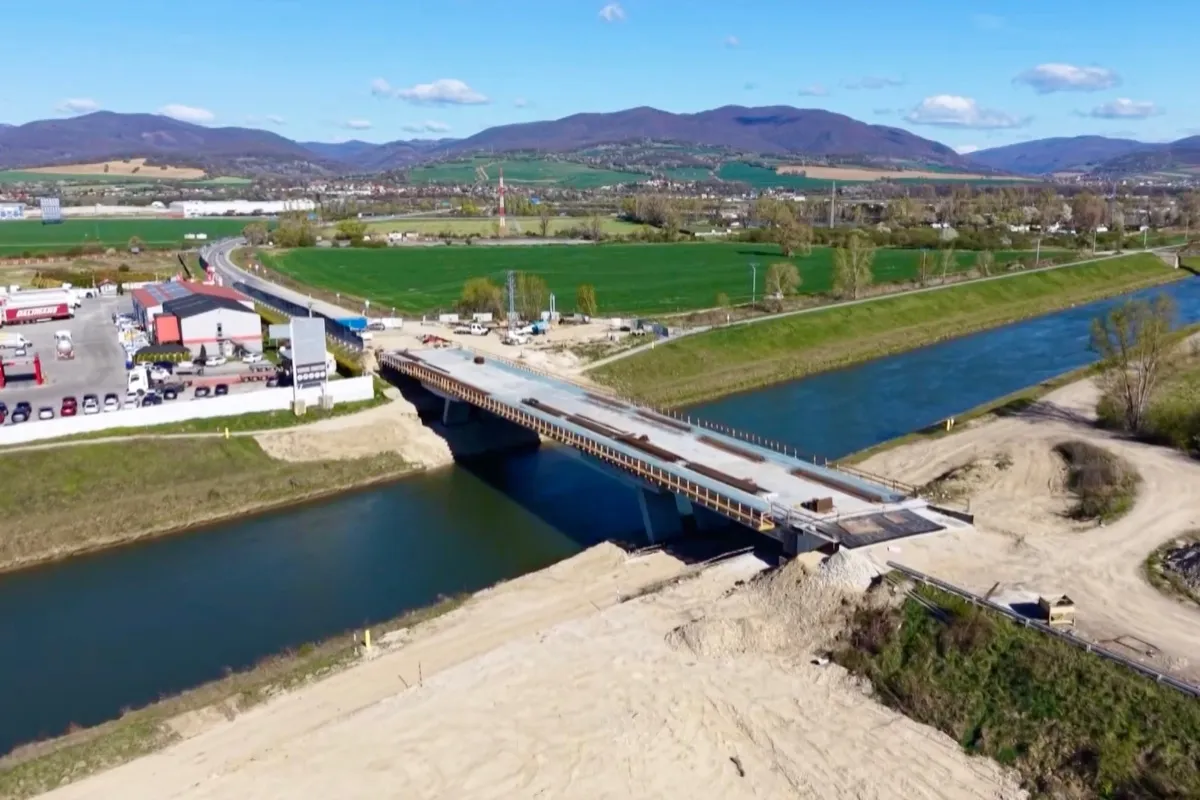 FOTO: Panelka pri Trenčíne vstupuje po komplikáciách do finále, zdemolované mosty nahradili nové moderné stavby