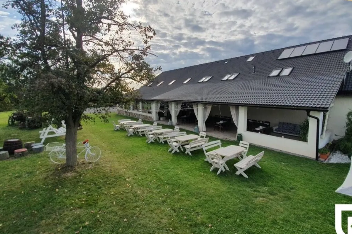 Pri Prievidzi predávajú známu reštauráciu s vlastným bytom a veľkým pozemkom, môže byť vaša už za pár stoviek tisíc eur