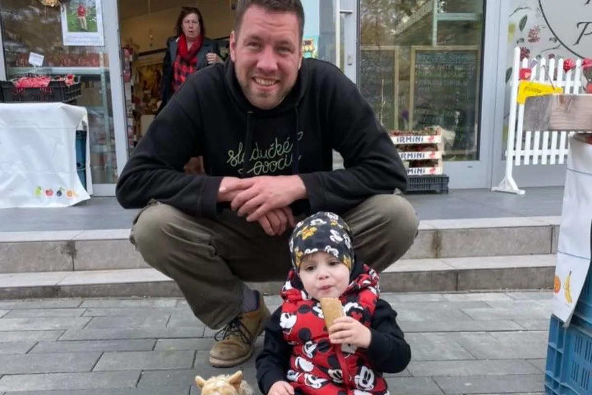 Dvojročný Alex trávi viac času v nemocniciach než na ihrisku, známy podnikateľ z Prievidze vyzýva obyvateľov k pomoci